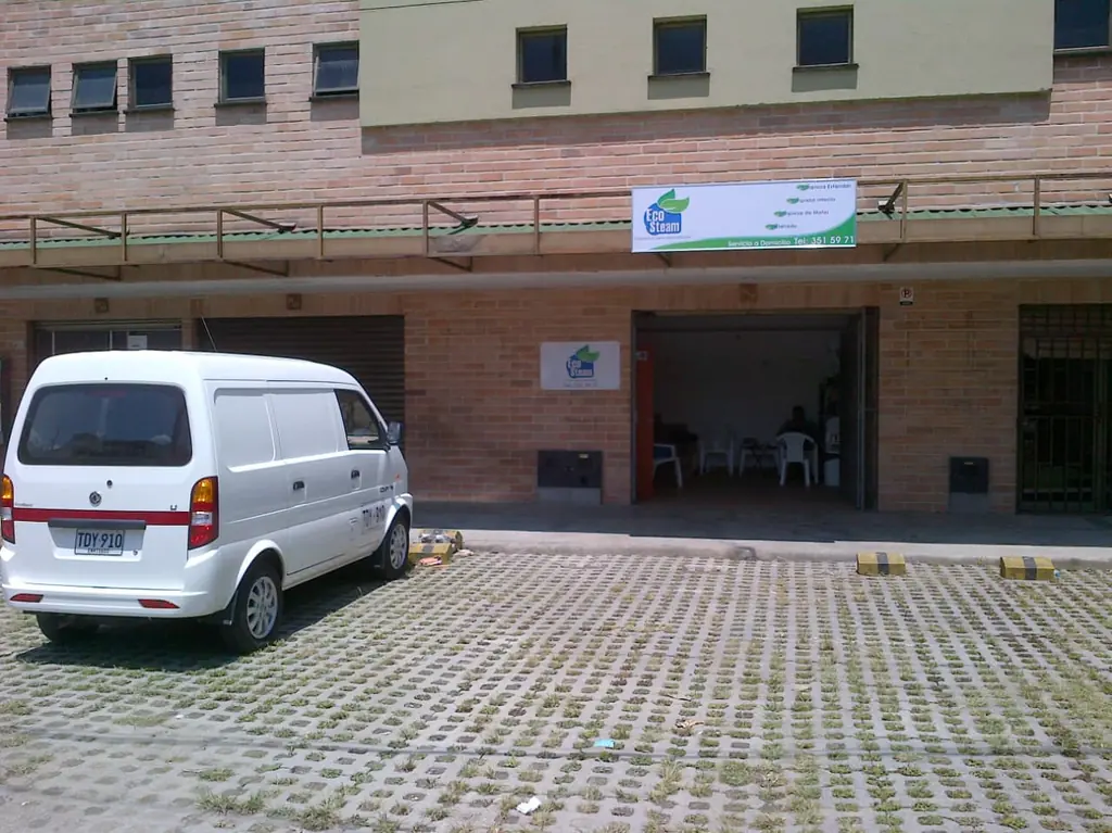 El local de Eco Steam en 2012, con la furgoneta del servicio a domicilio en la entrada