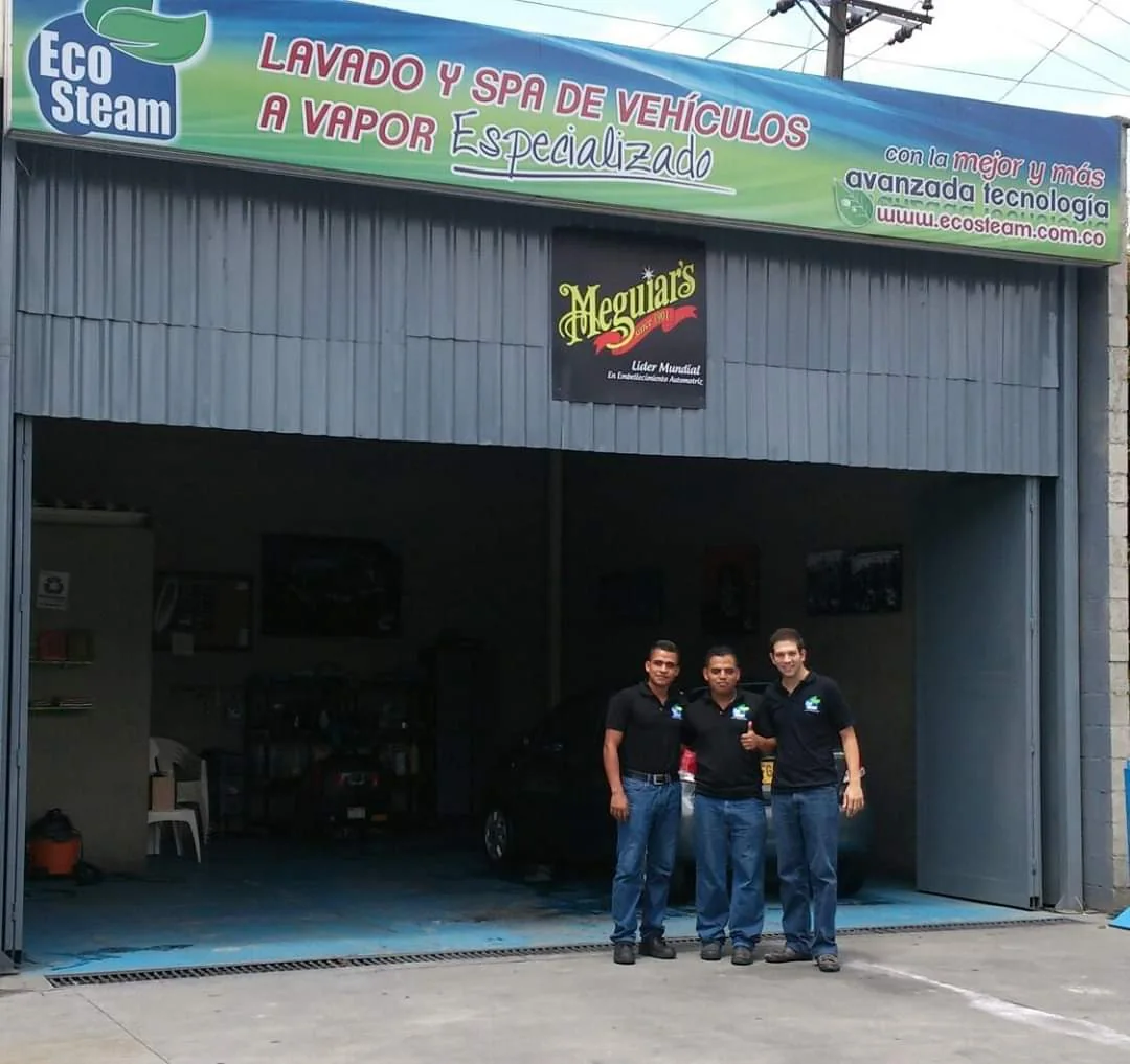 El primer taller en 2013, con el aviso «Eco Steam · Lavado y spa de vehículos a vapor especializado» y el equipo en la puerta