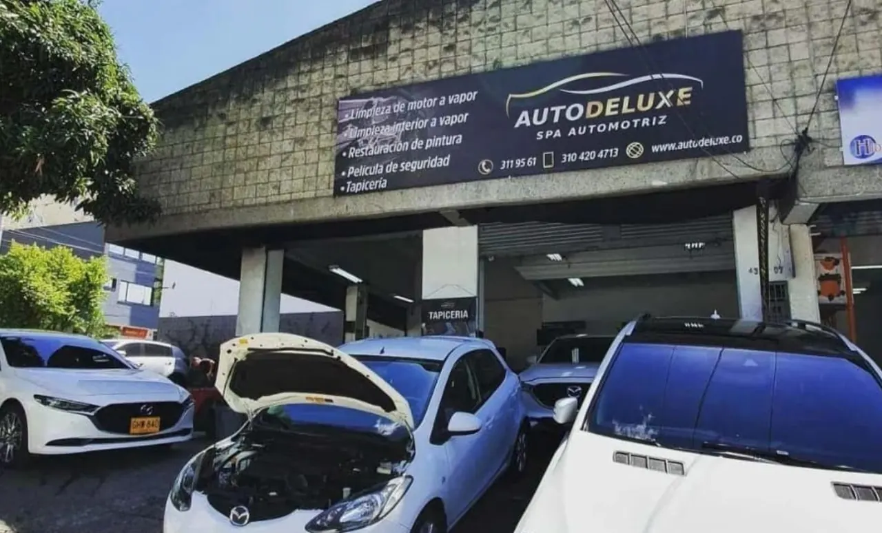 El taller en 2018 con el aviso «AutoDeluxe Spa Automotriz», que lista limpieza de motor a vapor, restauración de pintura, película de seguridad y tapicería
