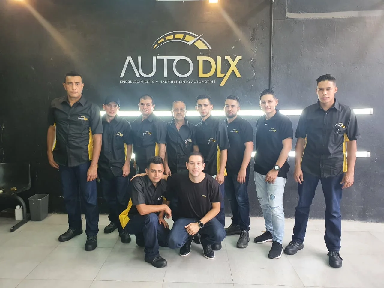 El equipo de Auto DLX en 2020, diez personas, bajo el logo nuevo de la marca